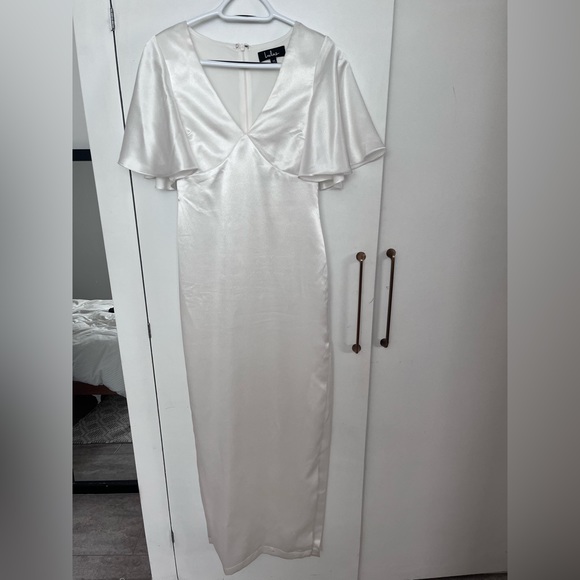 Lulu’s NWT Timeless Beauty White Satin Flutter Sleeve Maxi Dress XS - Picture 2 of 4